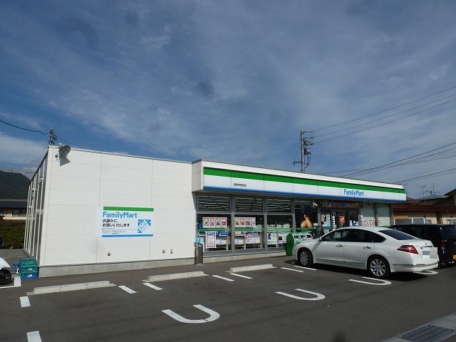ファミリーマート 長野伊勢宮店(コンビニ)まで595m コーポラスさつき