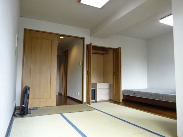 写真は203号室です。（参考） グランディオーゼナガノ