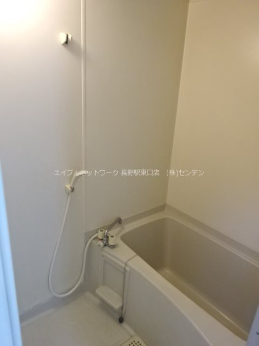 写真は102号室です（参考） カレッジハイツ三輪
