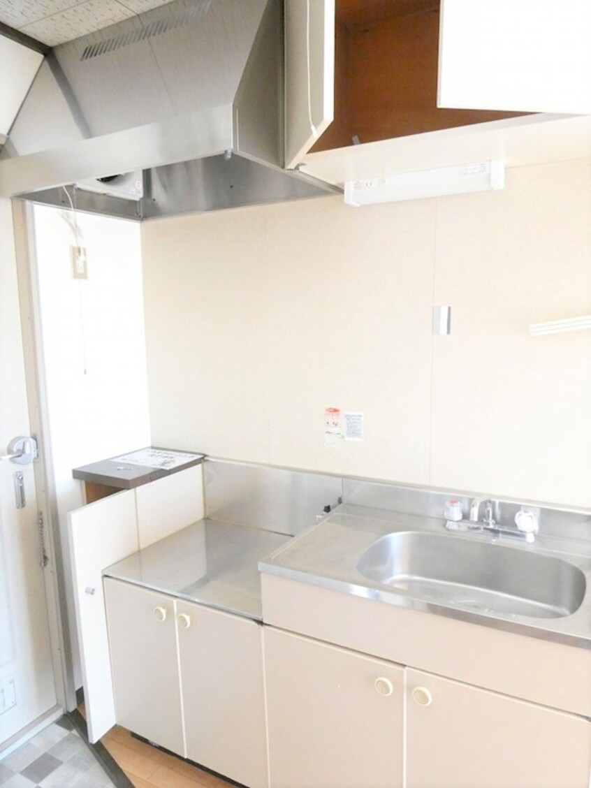 写真は202号室です。（参考） シャンブル花岡