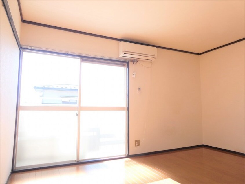 写真は202号室です。（参考） シャンブル花岡