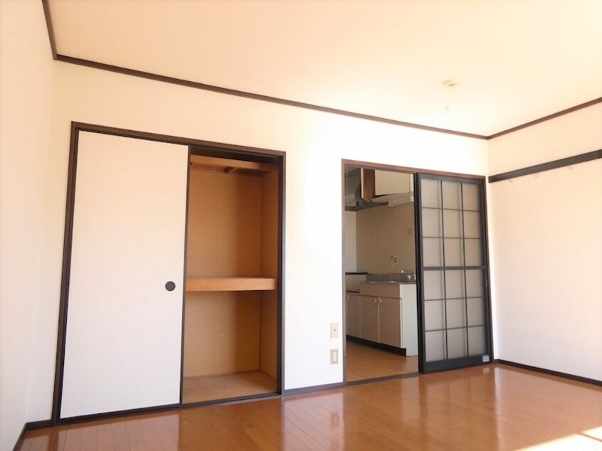 写真は202号室です。（参考） シャンブル花岡