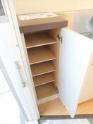 写真は202号室です。（参考） シャンブル花岡