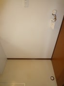 洗濯機置場　　　※写真は101号室です（反転） クレドール三輪Ｗ棟