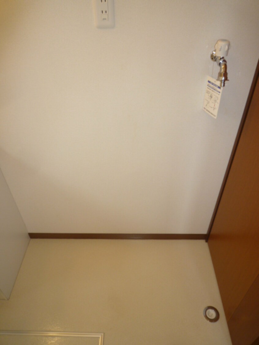 洗濯機置場　　　※写真は101号室です（反転） クレドール三輪Ｗ棟