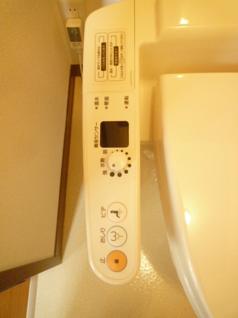 ウォシュレット　　　※写真は101号室です（反転） クレドール三輪Ｗ棟