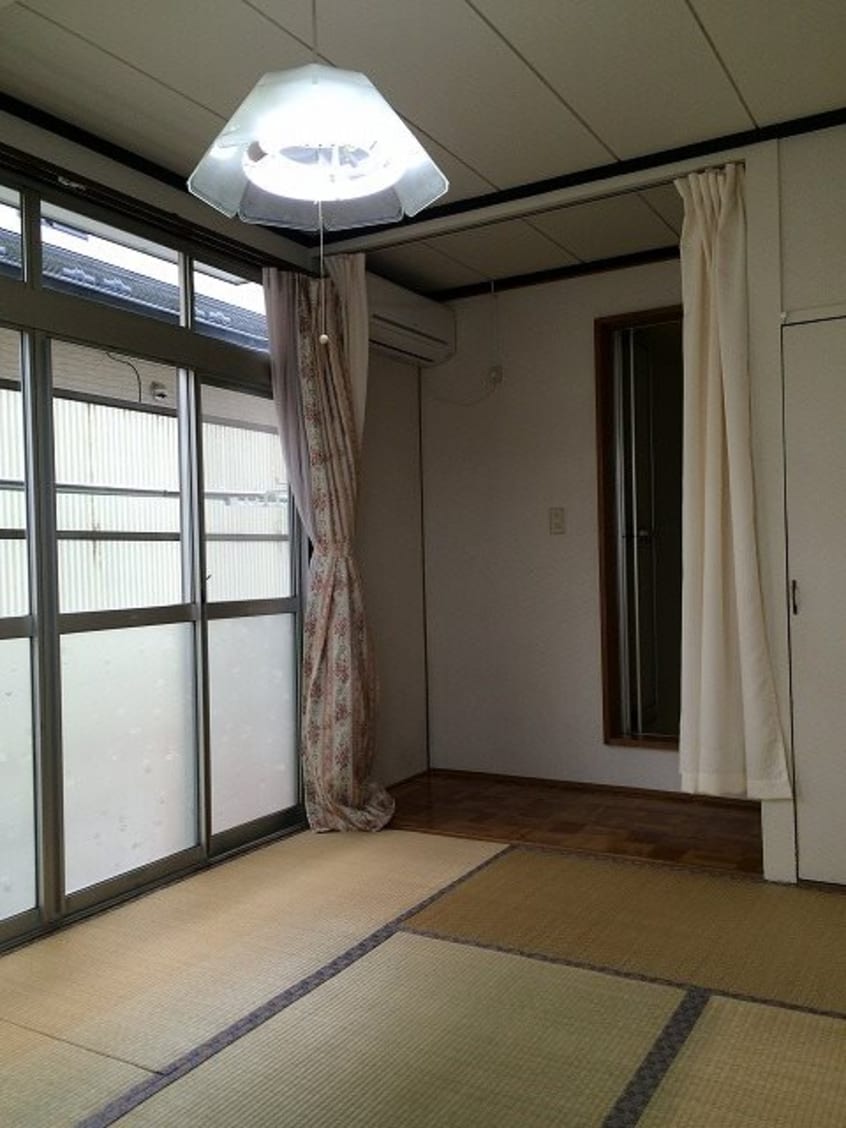 写真は201号室です（参考） コーポラスマツシタ