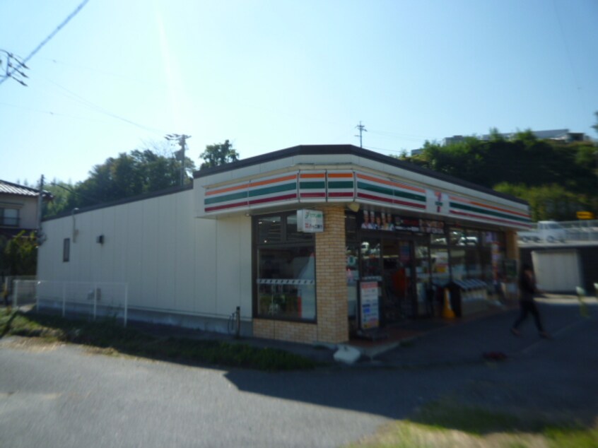 ｾﾌﾞﾝｲﾚﾌﾞﾝ 飯田鼎下山店(コンビニ)まで215m プラムガーデン