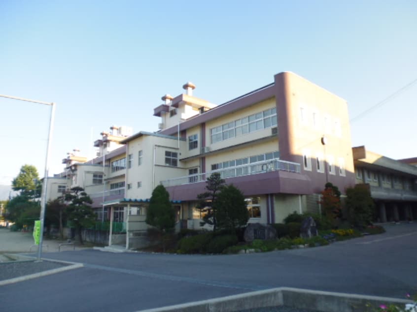 飯田市立鼎中学校(中学校/中等教育学校)まで1430m ハイツサンエイト
