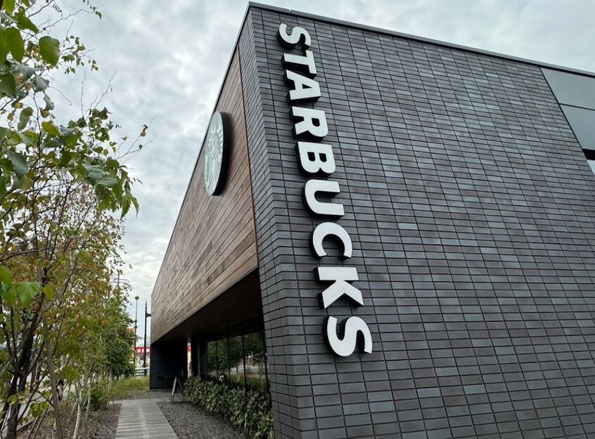 スターバックスコーヒー　佐久インター店(その他飲食（ファミレスなど）)まで900m セレナヴィータ浅間Ｓ