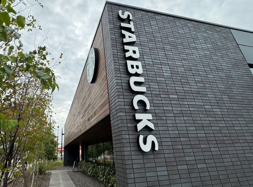 スターバックスコーヒー　佐久インター店(その他飲食（ファミレスなど）)まで1012m ＳＡＬＵＳ佐久平