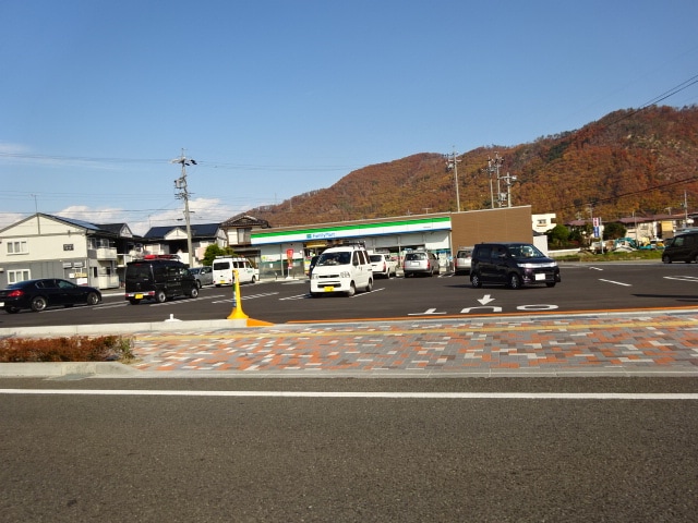 ﾌｧﾐﾘｰﾏｰﾄ 千曲中央店(コンビニ)まで194m プラシードカーサ