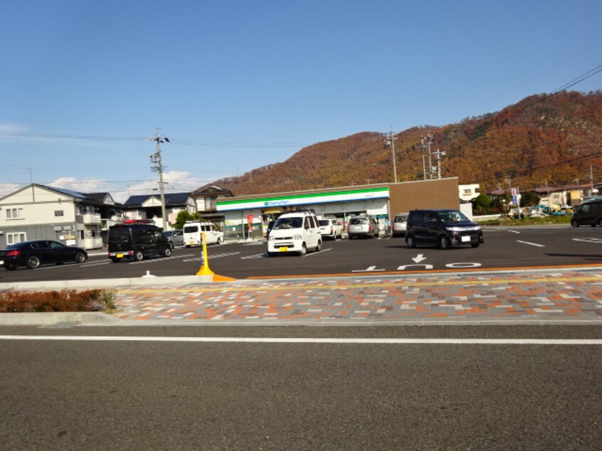 ﾌｧﾐﾘｰﾏｰﾄ 千曲中央店(コンビニ)まで194m プラシードカーサ