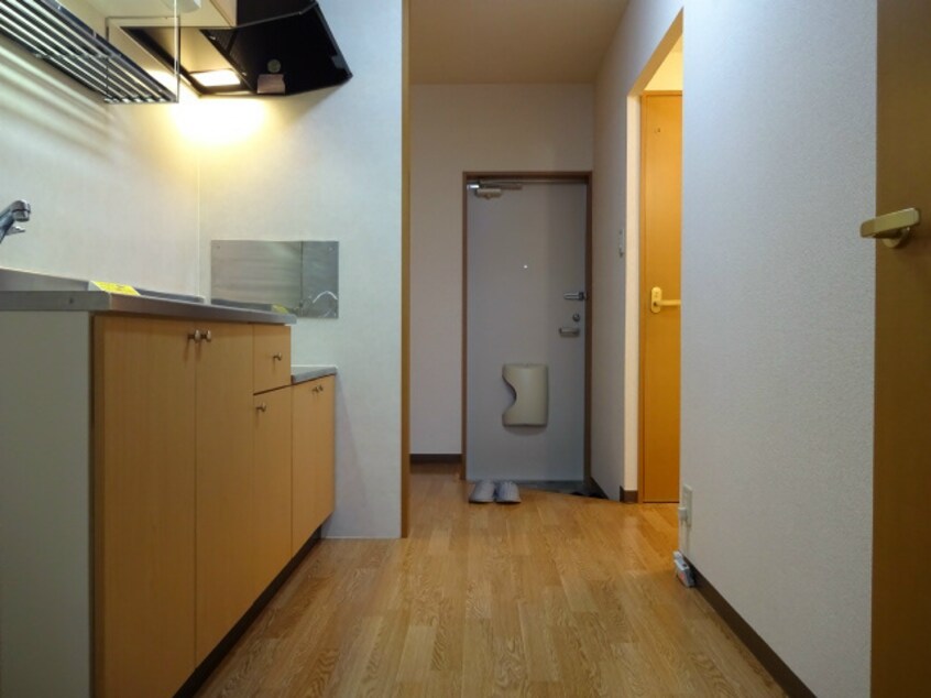 居室からキッチン・玄関へ　画像は201号室です（参考） メゾンソレイユ
