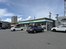 ファミリーマート長野篠ノ井布施高田店(コンビニ)まで525m アパートメント石塔