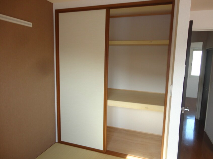 畳部屋らしく押入れ付 グランコートII