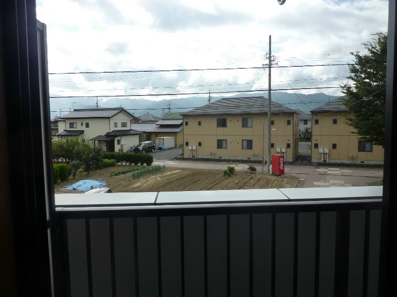 正面は駐車場で圧迫感のない眺望 青春