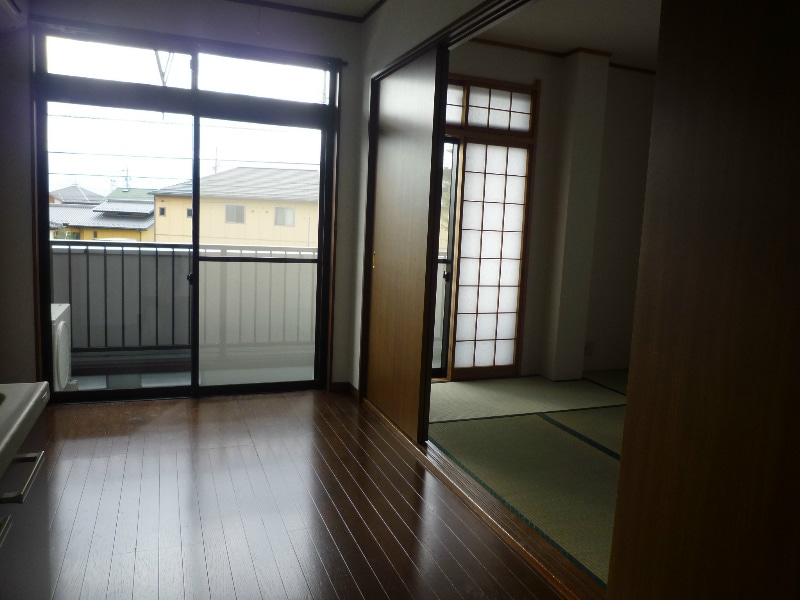 時間帯によってはとても陽当たりが良いキッチンと和室 青春