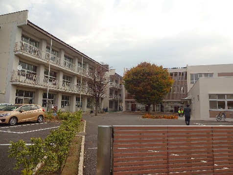 青木島小学校(小学校)まで1046m ラヴリィ・パートナーＢ