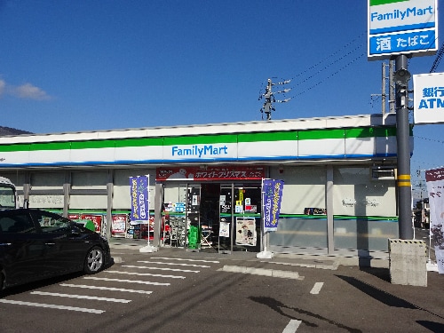 ファミリーマート 千曲八幡店(コンビニ)まで569m フレグランスファミーユ