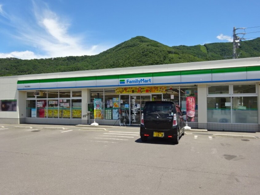ﾌｧﾐﾘｰﾏｰﾄ 千曲上徳間店(コンビニ)まで456m ベルメゾン徳間Ｂ