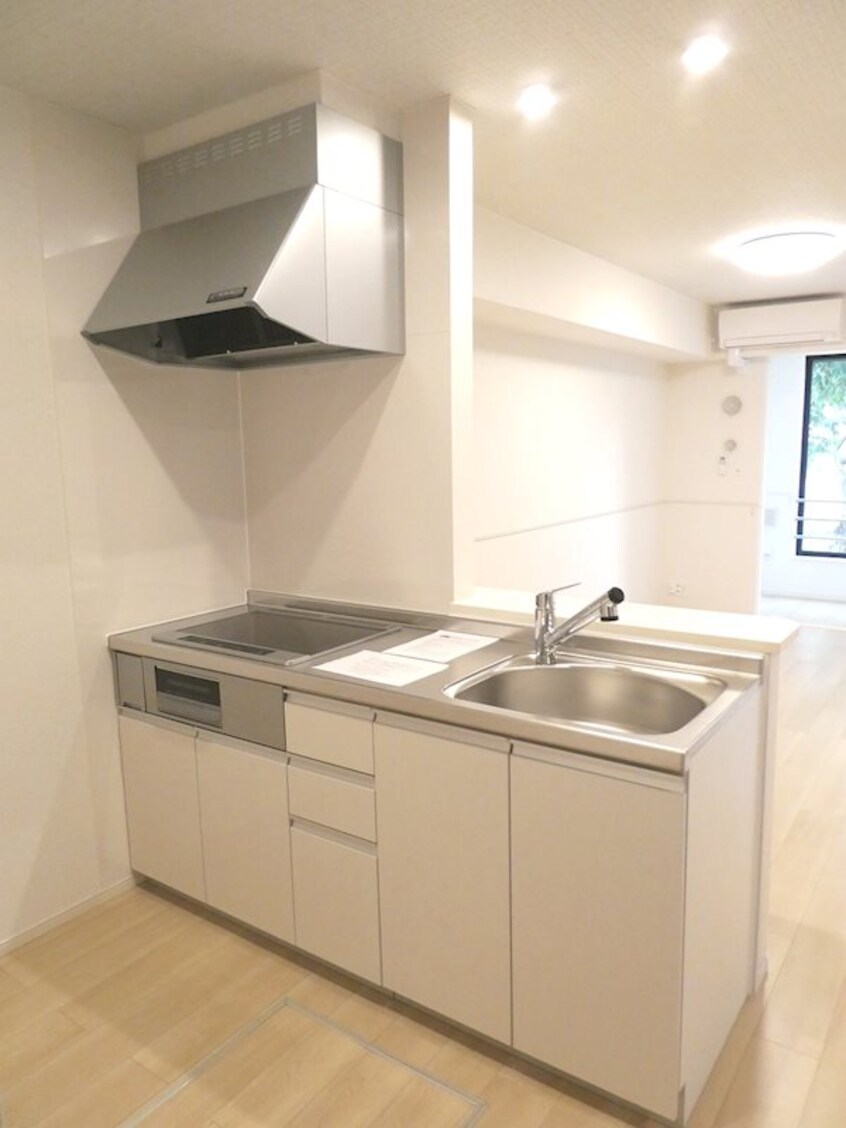 写真は102号室です。（参考） ラ・オハナ・エコル