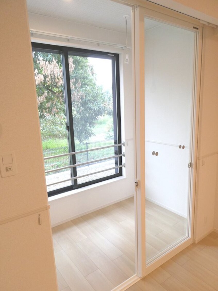 写真は102号室です。（参考） ラ・オハナ・エコル