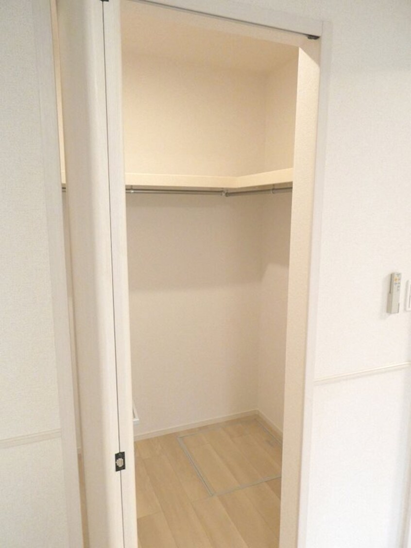 写真は102号室です。（参考） ラ・オハナ・エコル