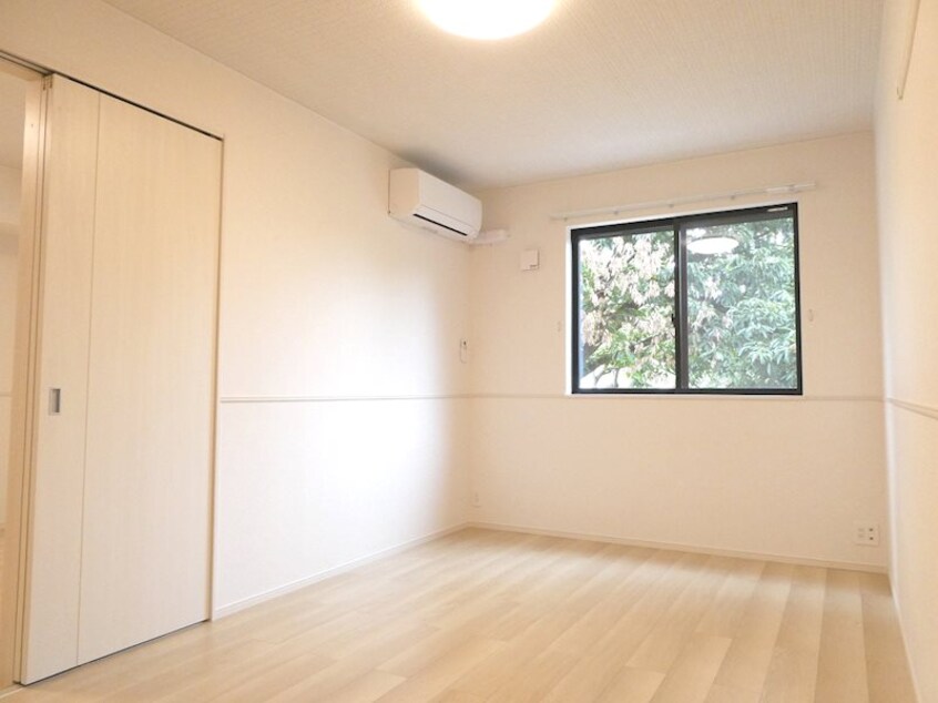 写真は102号室です。（参考） ラ・オハナ・エコル