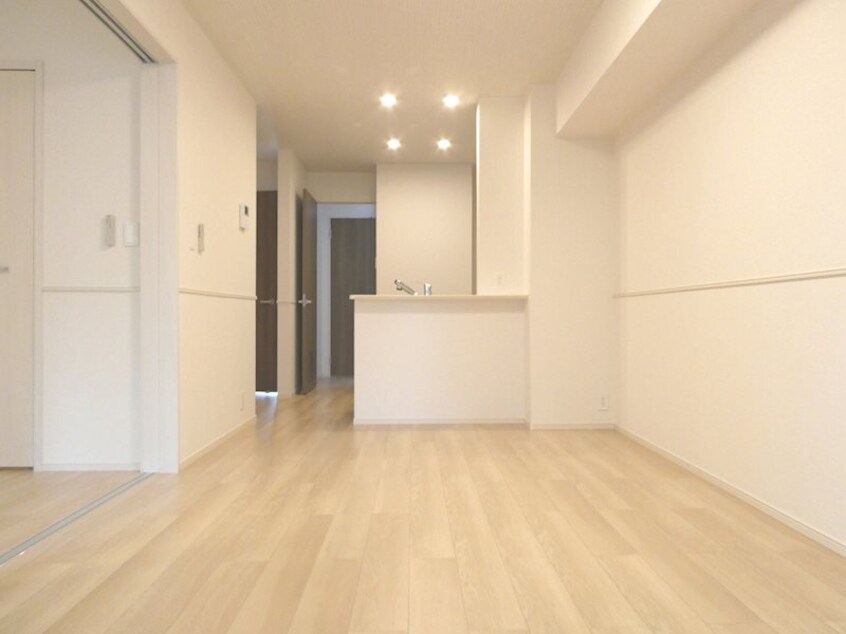 写真は102号室です。（参考） ラ・オハナ・エコル