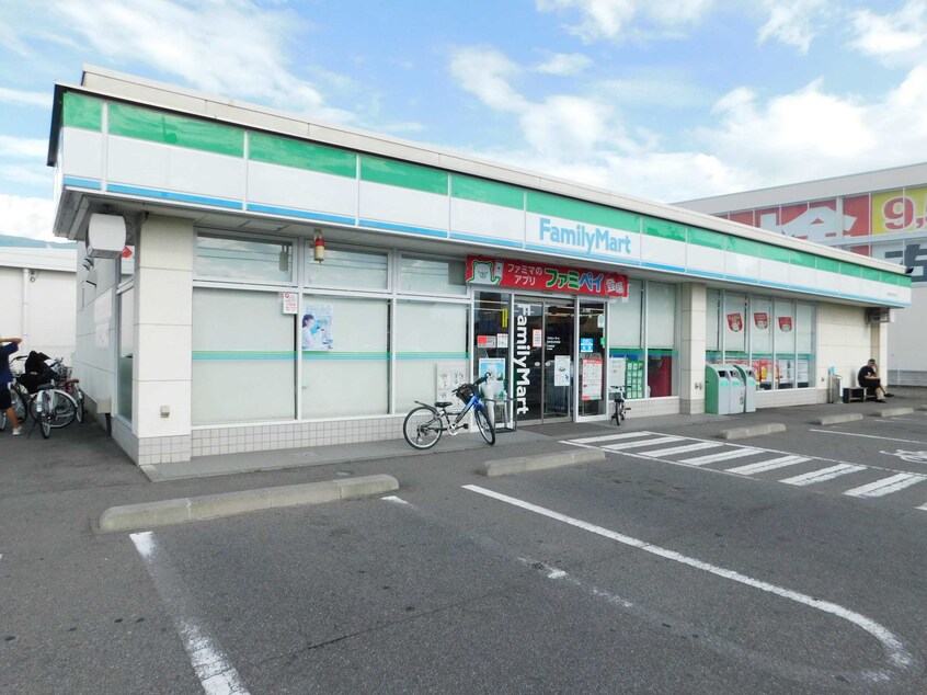 ﾌｧﾐﾘｰﾏｰﾄ 松本芳川村井店(コンビニ)まで291m 篠ノ井線/村井駅 徒歩13分 1階 築4年