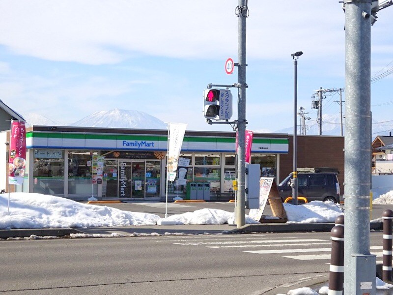 ﾌｧﾐﾘｰﾏｰﾄ 中野東吉田店(コンビニ)まで602m ミニョンフロール