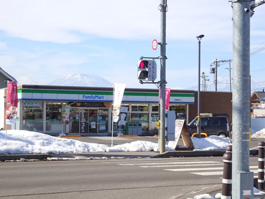 ﾌｧﾐﾘｰﾏｰﾄ 中野東吉田店(コンビニ)まで426m 春光荘3