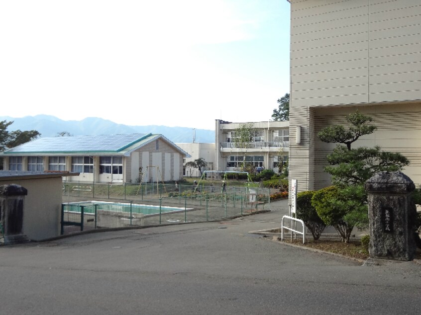 箕輪町立箕輪南小学校(小学校)まで268m コーポシナノＡ棟