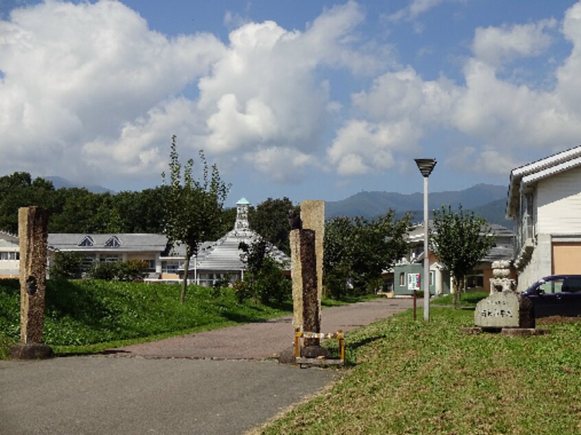 南箕輪村立南部小学校(小学校)まで1030m 沢尻青山ハイツ