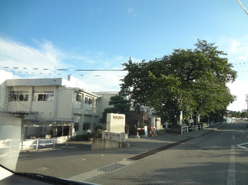 箕輪町立箕輪北小学校(小学校)まで977m ハイツ・グリーンアイランド