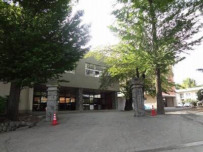 伊那市立伊那小学校(小学校)まで1608m 上荒井青山ハイツ