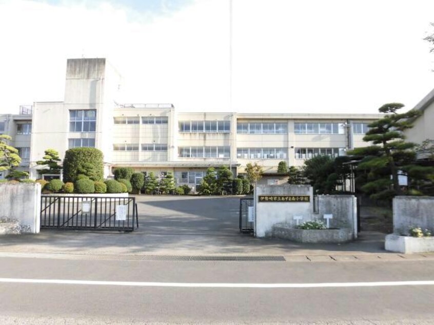 伊勢崎市立あずま南小学校(小学校)まで1310m マンション・アミ（八寸町）