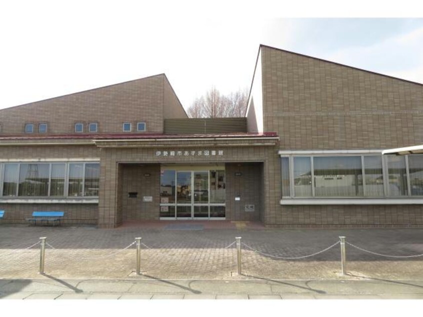 伊勢崎市あずま図書館(図書館)まで370m カーサ　エクセルＤ（田部井町）