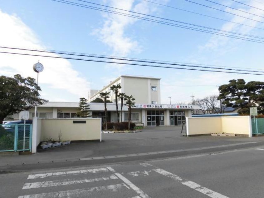 伊勢崎市立第三中学校(中学校/中等教育学校)まで2000m ハッピーオウル（柳原町）