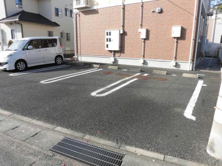 敷地内駐車場 カトゥーンパレス（富塚町）