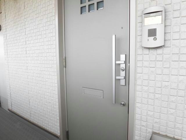 玄関外 ヴァンヴェストA（三室町）