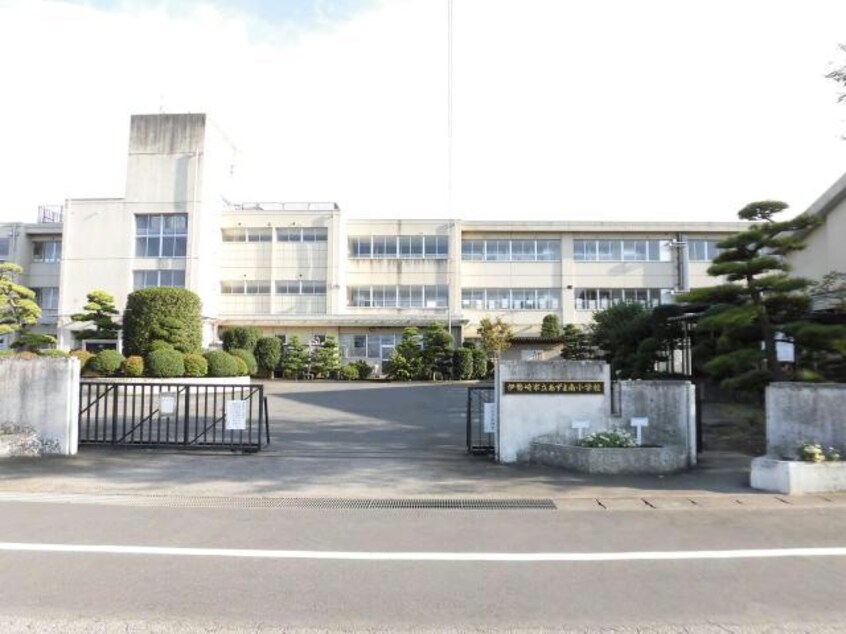 伊勢崎市立あずま南小学校(小学校)まで1930m プリムローズ（八寸町）
