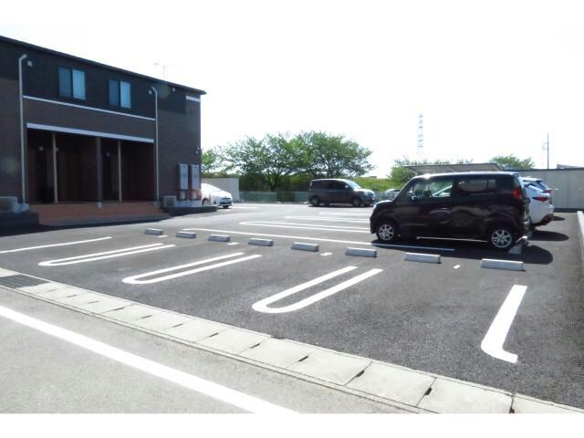 敷地内駐車場 メゾン・ルミナーレＡ