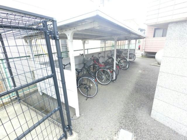 屋根付き駐輪場 エディフィスKT（連取町）