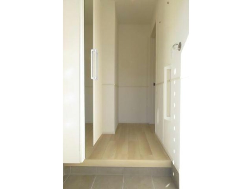 玄関 ソラーナA（茂呂町）