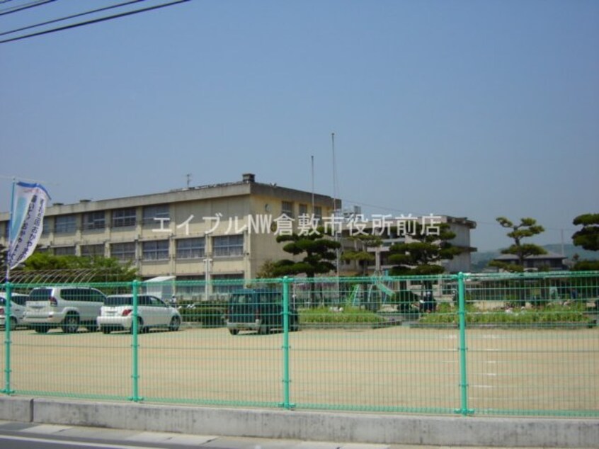 西阿知小学校・幼稚園(小学校)まで80m ルナ・アルカディア壱番館