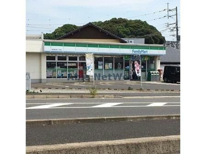 ファミリーマート佐世保広田二丁目店(コンビニ)まで821m ロイヤルタウン有福　Ｂ棟