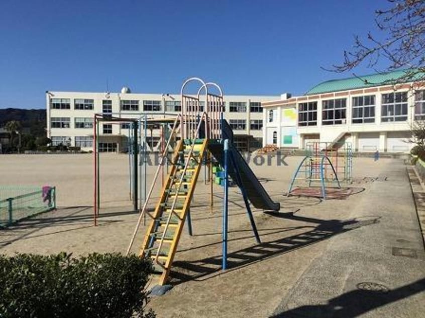 佐世保市立中里小学校(小学校)まで1804m プリマヴェーラ