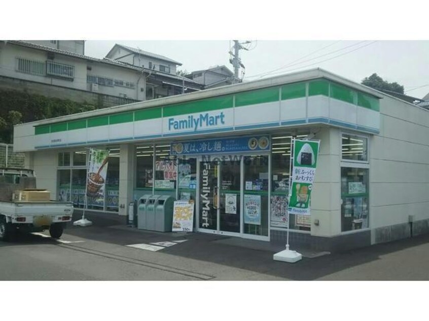 ファミリーマート佐世保吉岡町店(コンビニ)まで774m エバーグリーンＭ